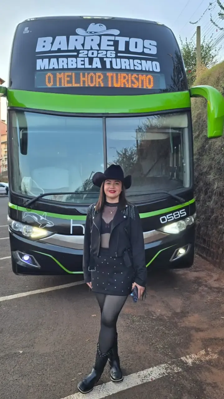 Isabela em frente ao ônibus da excursão Barretos 2026