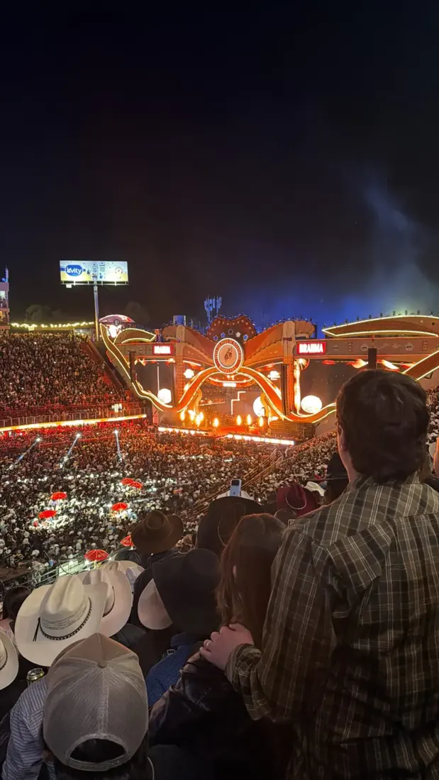 Arena da Festa do Peão de Barretos à noite