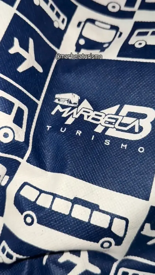 Bolsa personalizada da Marbela Turismo, azul com estampa de ônibus e aviões