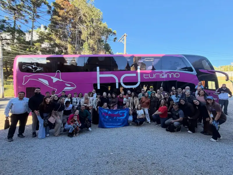 Grupo da Marbela em frente ao ônibus em Campos do Jordão