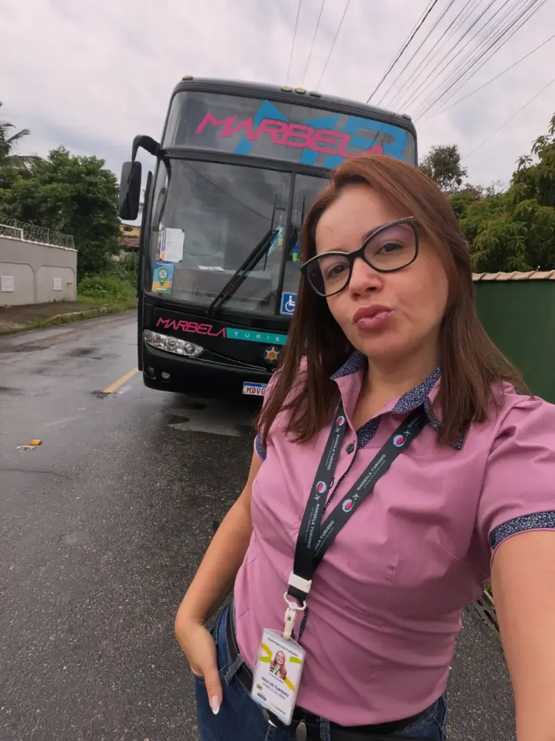 Isabela Silveira, guia de turismo, em frente ao ônibus da Marbela