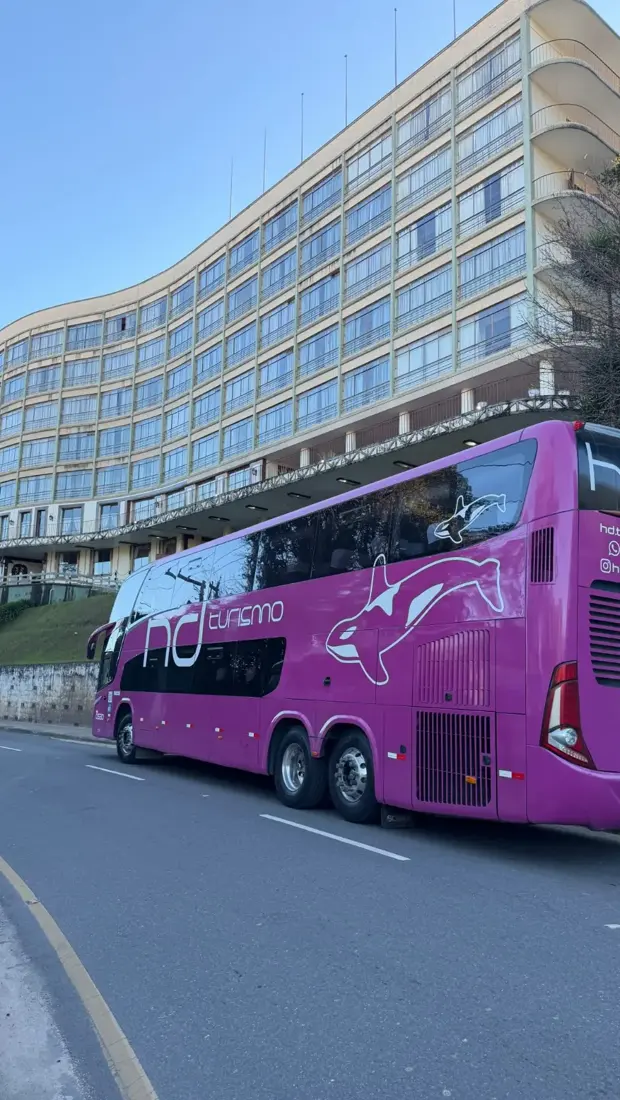 Ônibus de turismo da parceira HD Turismo em frente ao hotel